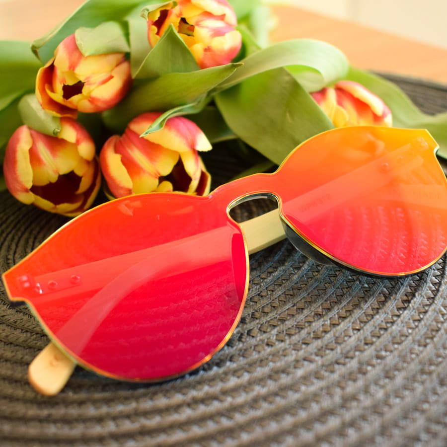 pomaranczowe-okulary-niwatch-drewniane-leza-obok-tulipanow